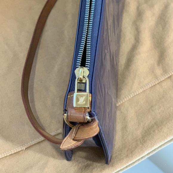 Louis Vuitton πLexington Vernis Pouchette π - Picture 6 of 8